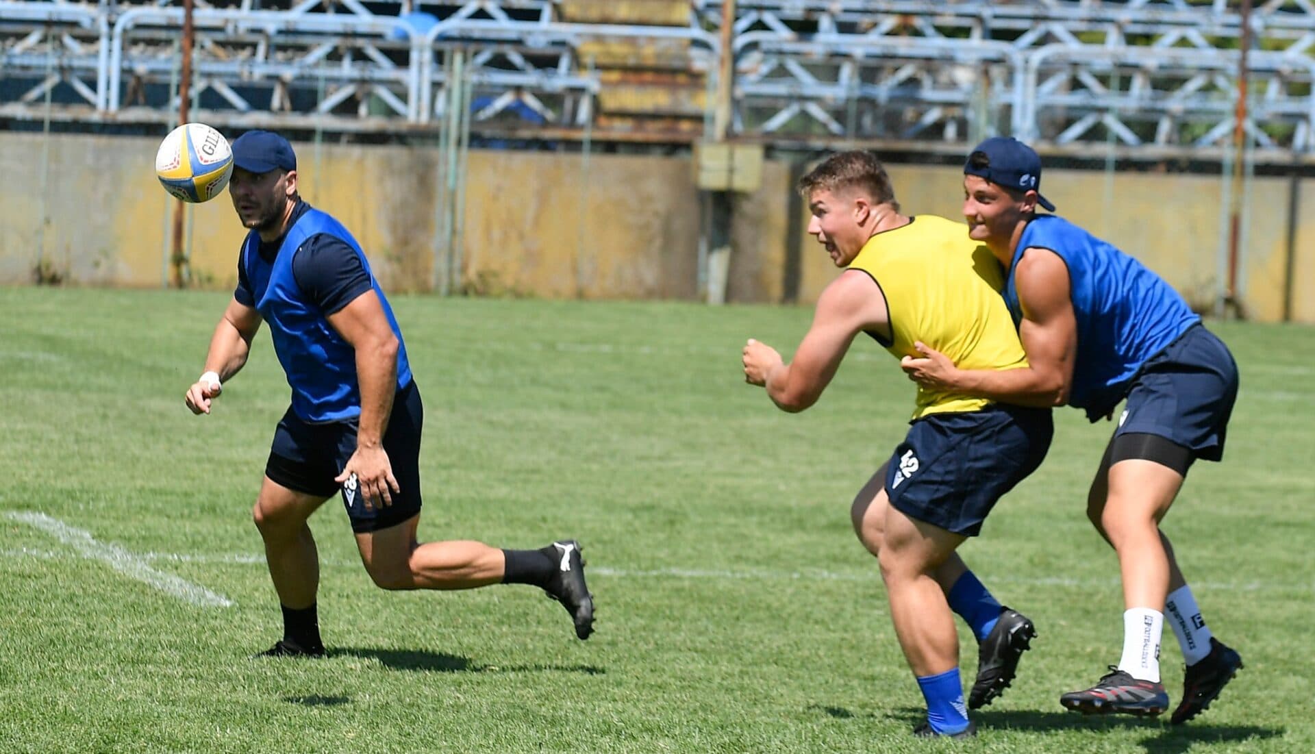 Rugbistul român “botezat” cu șampanie dintr-o gheată face furori în Franța