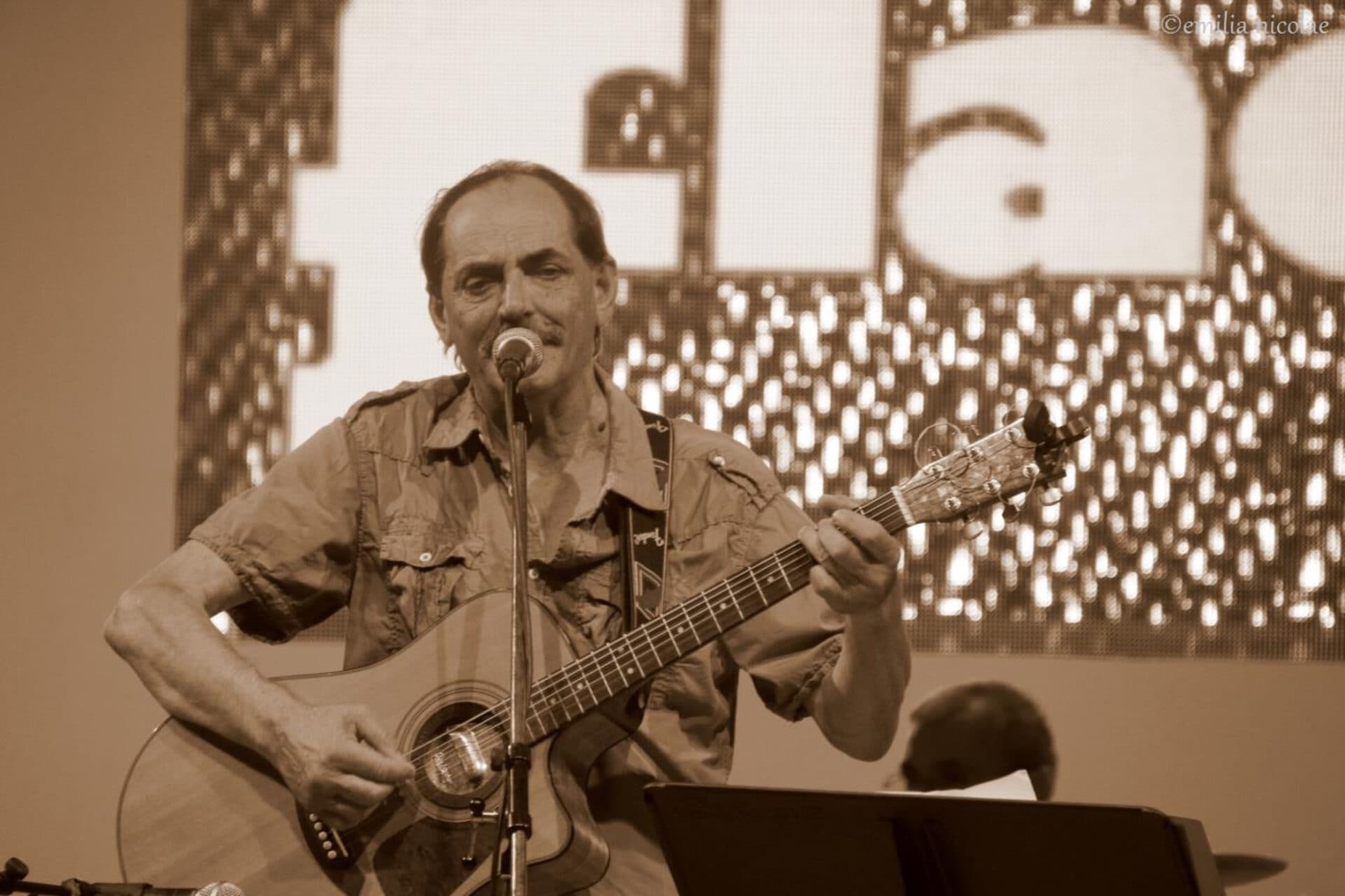 S-a stins folkistul Valentin Moldovan, omul din spatele cântecului care a devenit în folclor ”Rău mă dor ochii, mă dor”