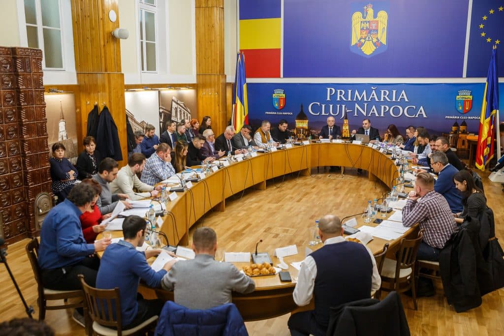 Scandal la Cluj. Angajații primăriei iau bani pentru „statul pe scaun”
