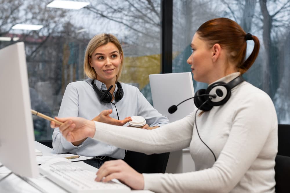 Serviciul de asistență de la cazinourile online vs. case de pariuri: care job este mai dificil?
