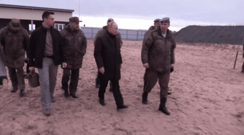 „Servieta nucleară?”. Un detaliu interesant a atras atenția la ultima ieșire a lui Putin