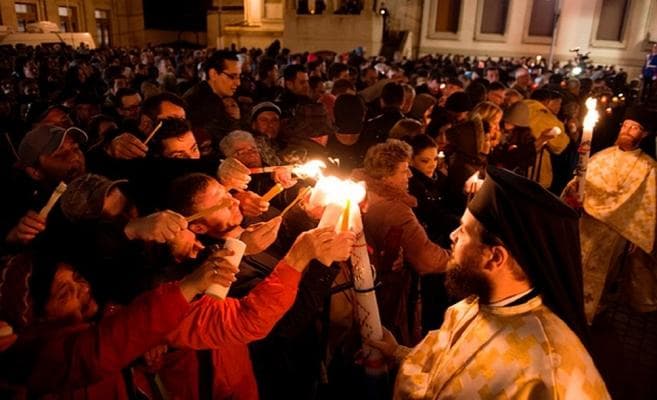 Sfânta Lumină ajunge în România cu un zbor dedicat. Patriarhia Română a insistat să se continue tradiția
