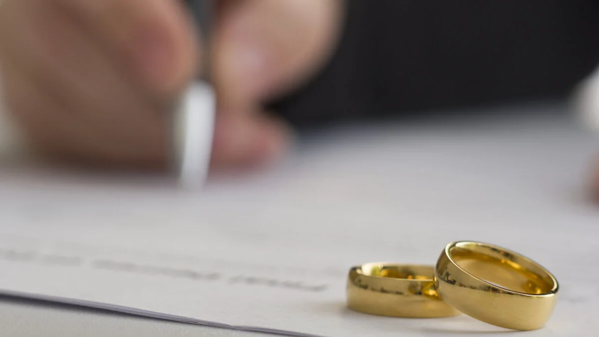 Soția va putea păstra numele după divorț fără acordul fostului partener/ Proiect USR