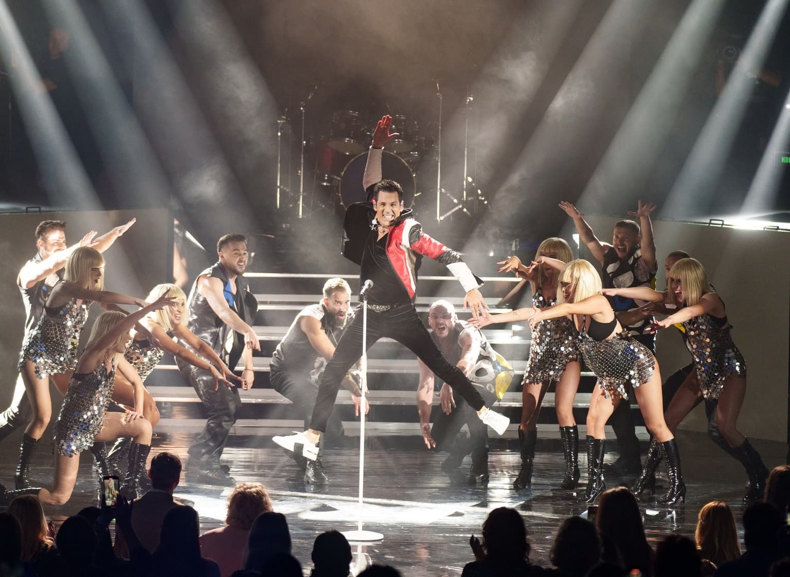 După 3 spectacole sold-out dedicate sărbătorilor, Ștefan Bănică jr oferă un cadou special bucureștenilor: un concert fără bilete! A făcut o adevărată avere în decembrie
