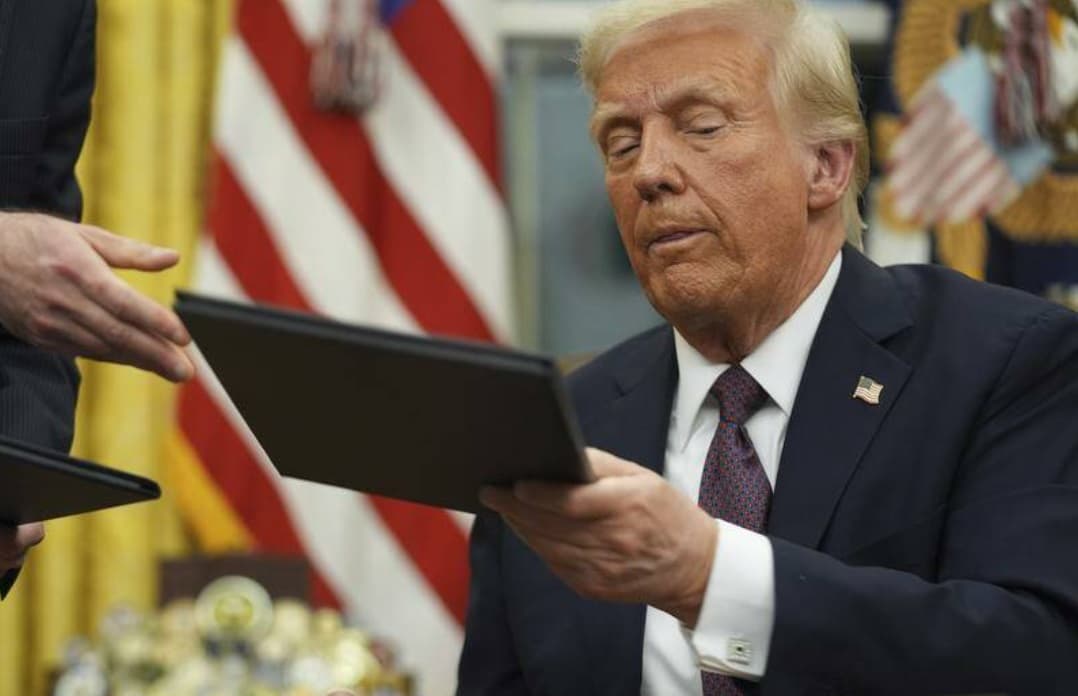 SUA TREBUIE să controleze Groenlanda, a spus Trump în timp ce semna ordine executive