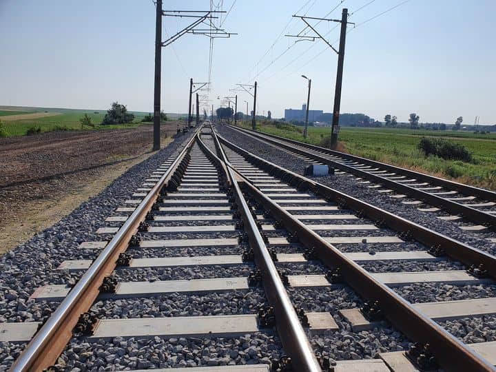 Trafic feroviar complet oprit pe raza SRCF Braşov, între Apaţa şi Augustin, după ce o basculantă a rupt consolele liniei de contact / Trei trenuri staţionează