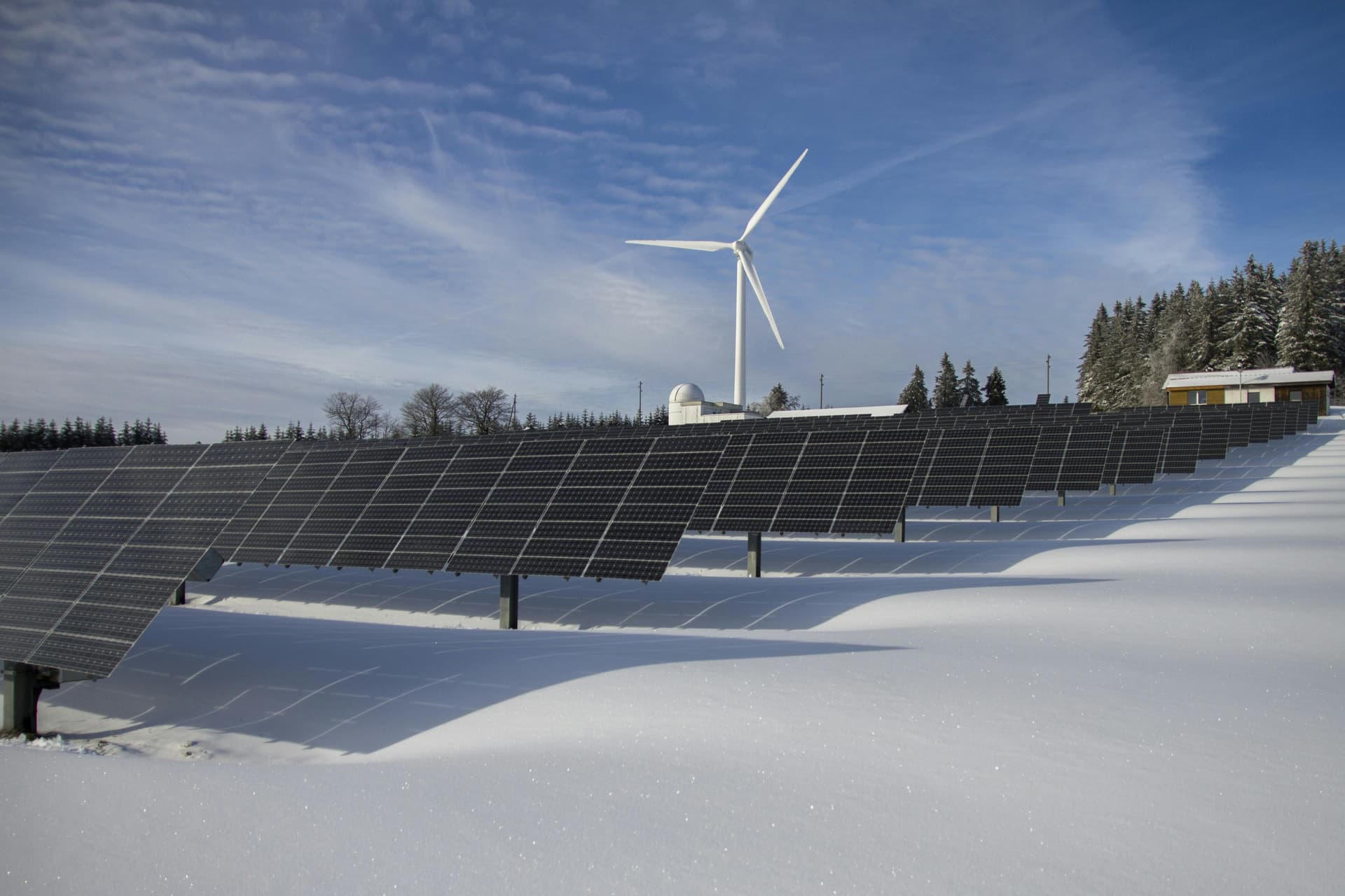 UE a importat 57% din energia disponibilă în 2024, în timp ce regenerabilele au devenit principala sursă de producție internă