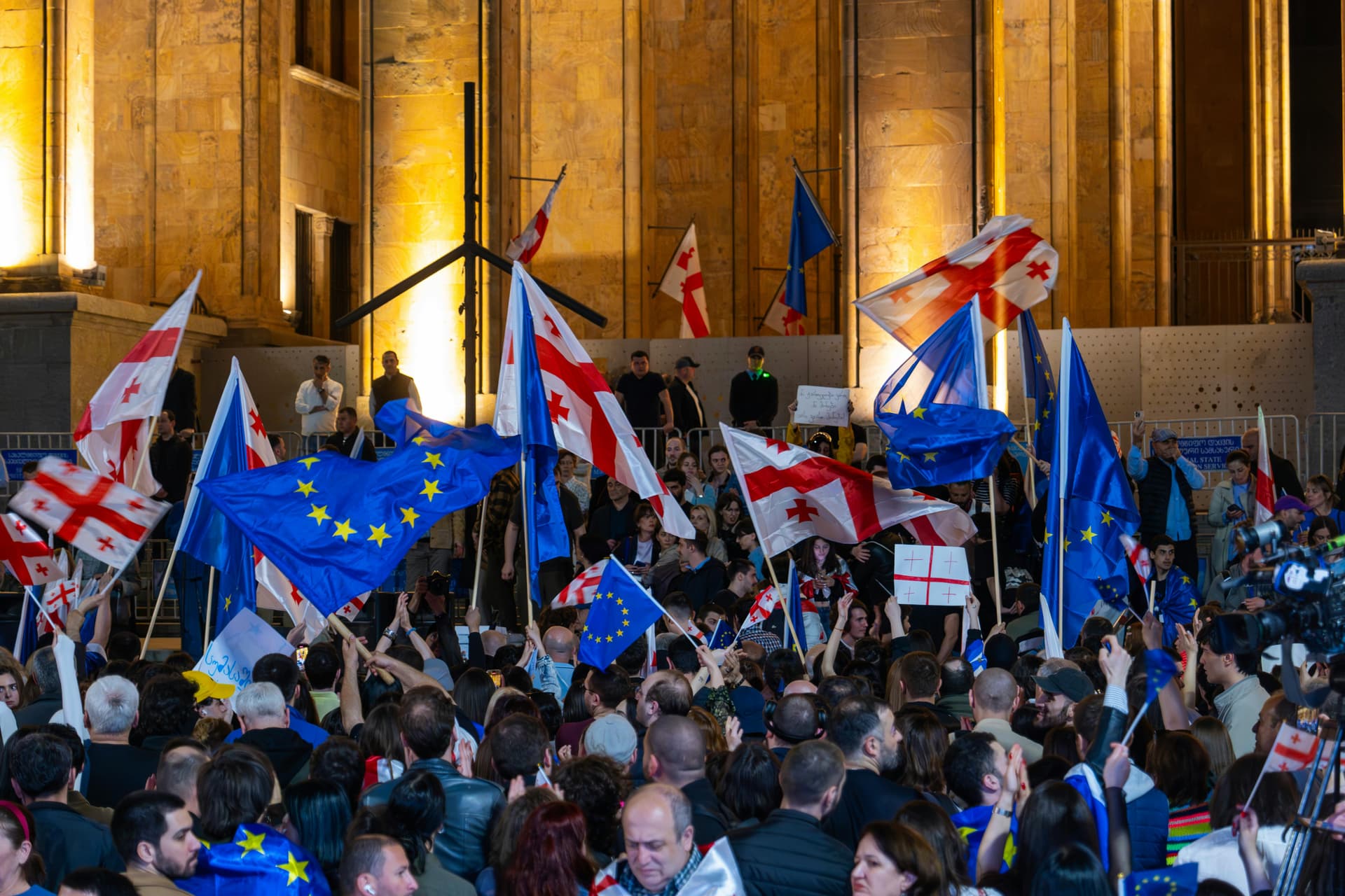 UE suspendă regimul fără viză pentru deținătorii georgieni de pașapoarte diplomatice și oficiale după noua lege privind finanțarea externă