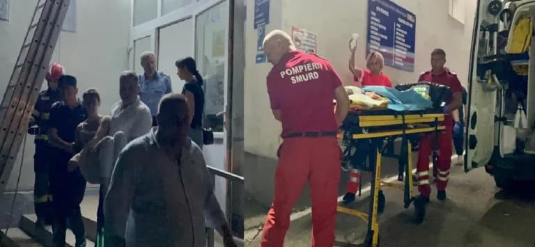 Ultima oră! O femeie s-a aruncat cu cei doi copii ai săi, de 2 și 3 ani, de la etajul 1 al unui hotel din Botoșani. Un copil a murit