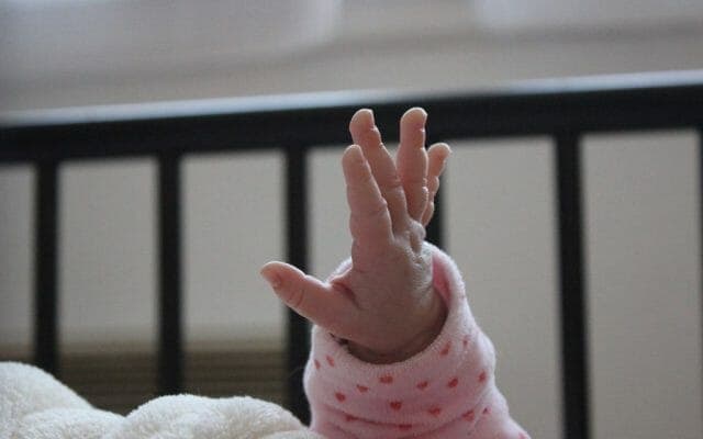 Un bebeluș din Iași a murit după ce a fost aruncat de mama sa pe geam. Voia să-l salveze din flăcări