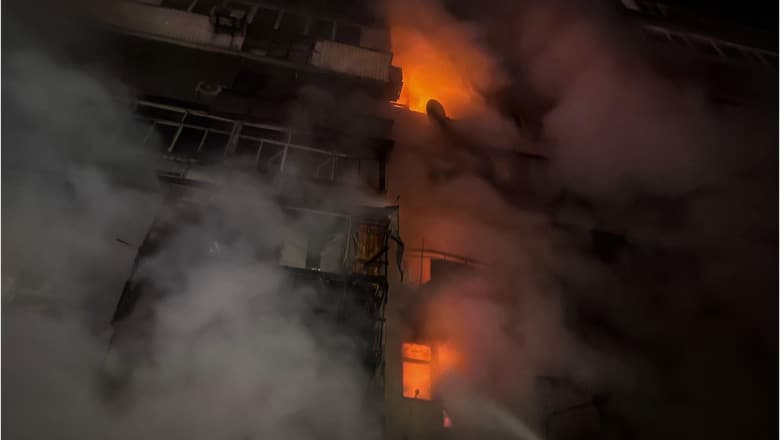 Un bloc de 16 etaje, lovit de drone rusești într-un cartier din Kiev. Trei oameni au murit, alți zeci au fost răniți