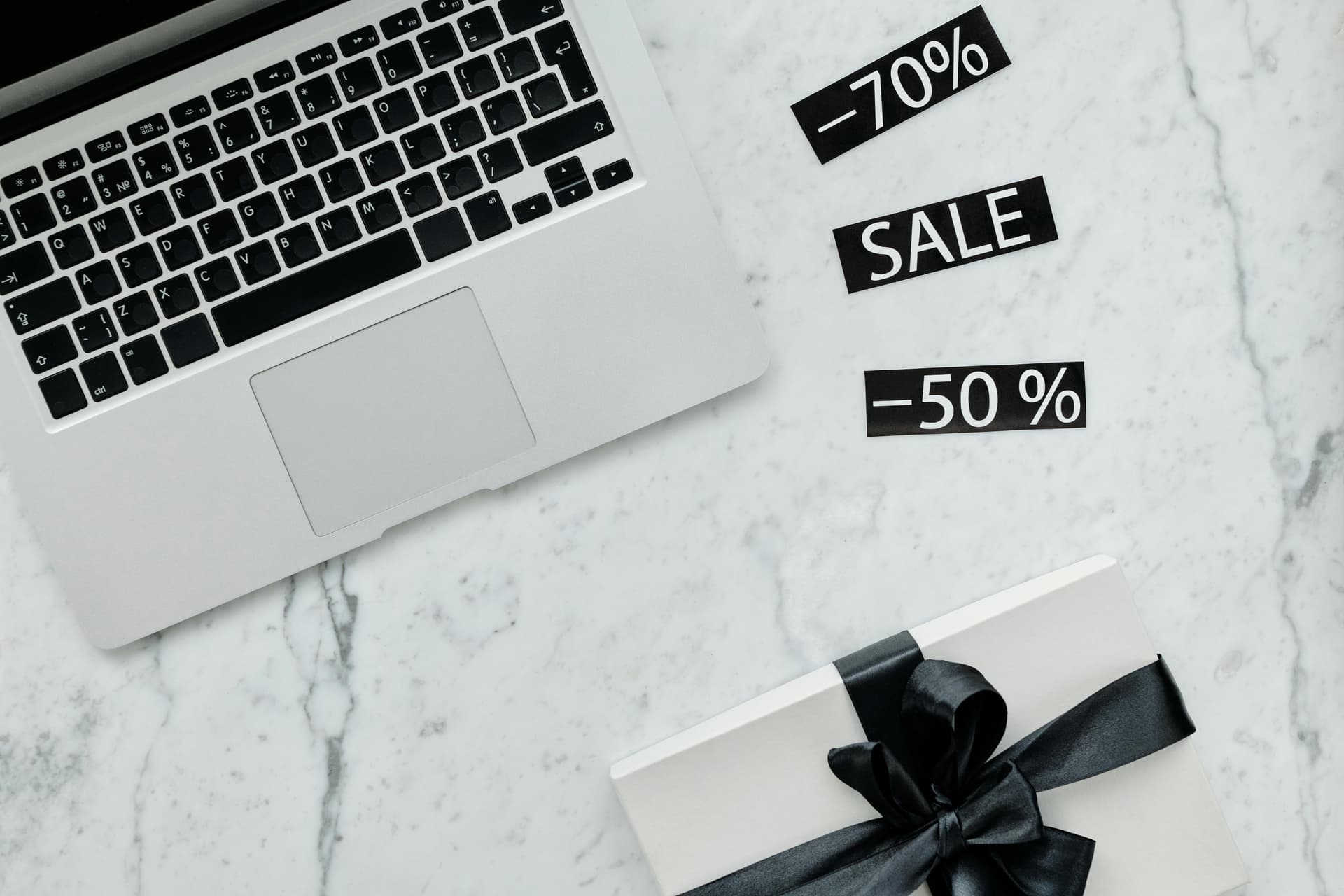 Un comerciant online din trei afișează reduceri incorecte de Black Friday și Cyber Monday