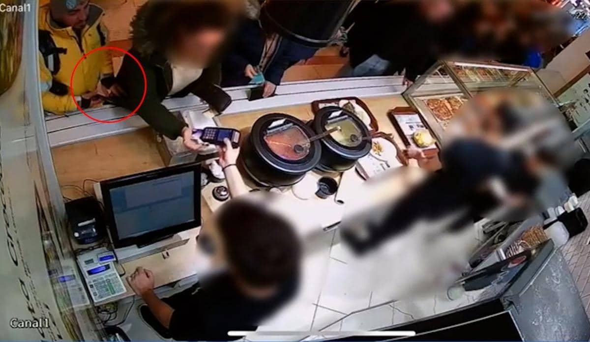 Un curier Glovo i-a furat telefonul unei femei din buzunar