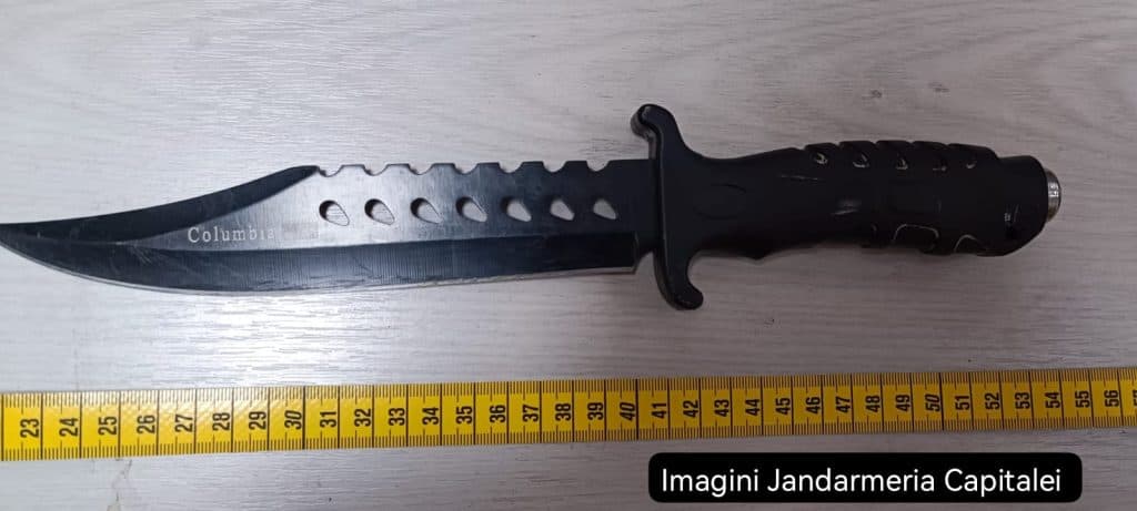 Un elev din București a fost înjunghiat de un adolescent, care a sărit gardul școlii unde învață victima
