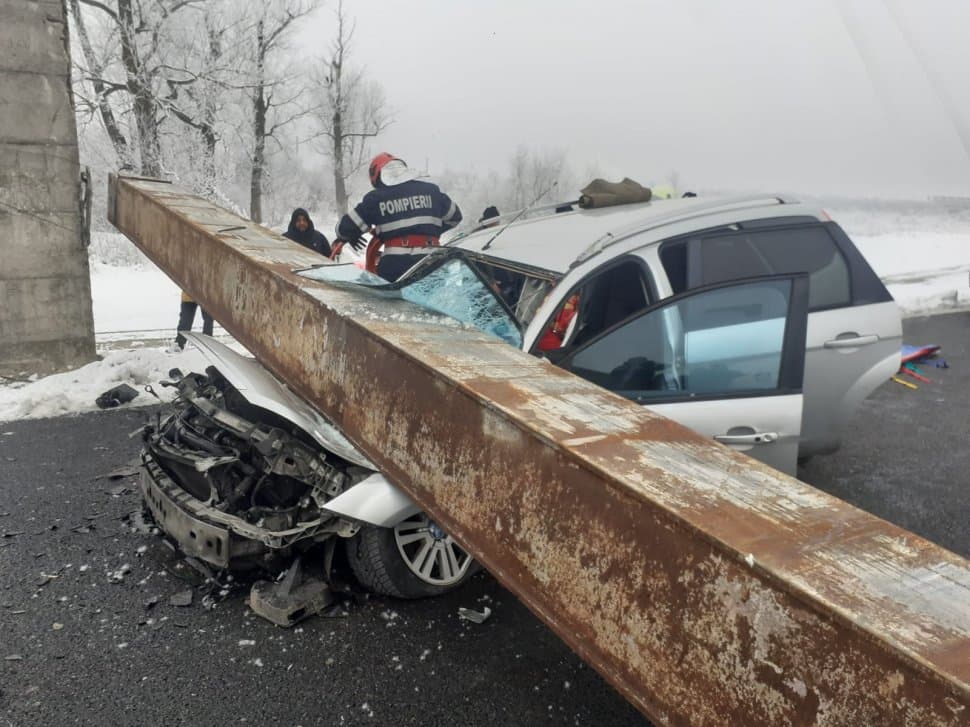 Un limitator de înălțime a căzut peste o mașină în Olt. Un om a murit