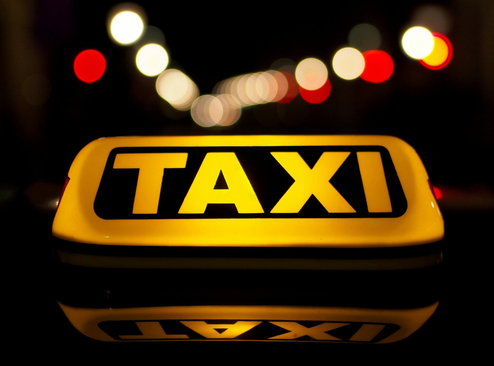 Un taximetrist, bătut şi jefuit de 5.000 de lei. Atacatorul, un tânăr din Bucureşti