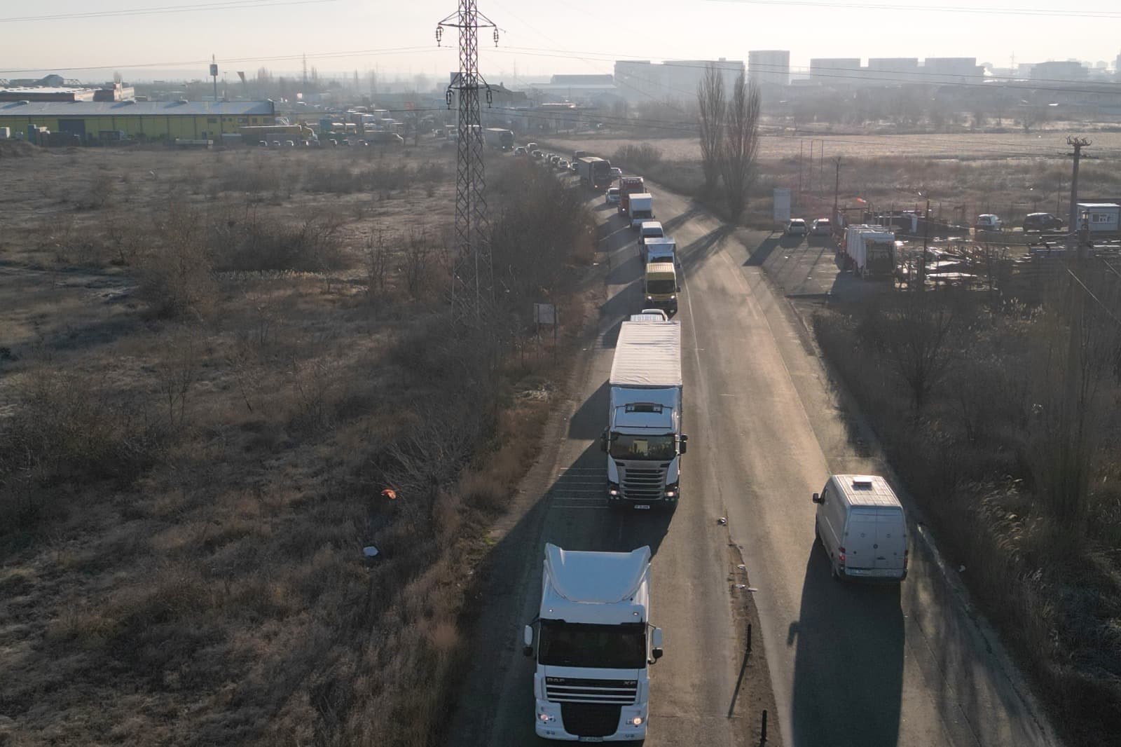 UPDATE - Proteste ale transportatorilor. Unii participanţi au pornit în coloană către Bucureşti. Ei reclamă valoarea mare a poliţelor RCA şi sunt nemulţumiţi de introducerea de taxe noi / Ministru: Nicio asociaţie nu îşi asumă protestul - FOTO, VIDEO