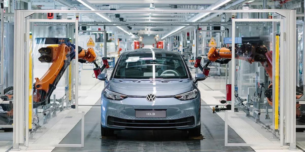 Volkswagen ia în calcul concedierea a până la 100.000 de angajaţi şi închiderea a patru fabrici din Germania