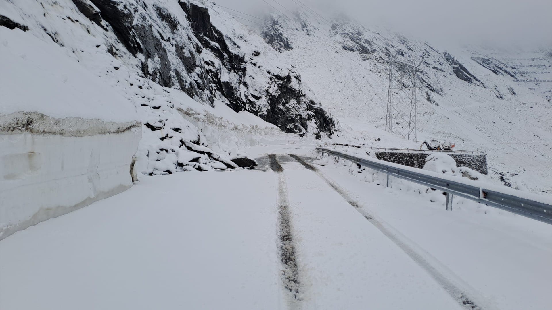 Zăpadă ca în povești, dar în luna mai. A nins pe Transfăgărășan