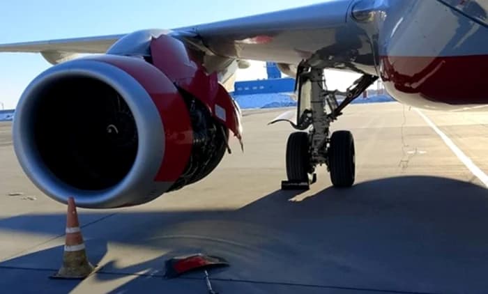 Zbor de coșmar. Un avion rusesc cu 90 de pasageri la bord a început să se dezintegreze în aer