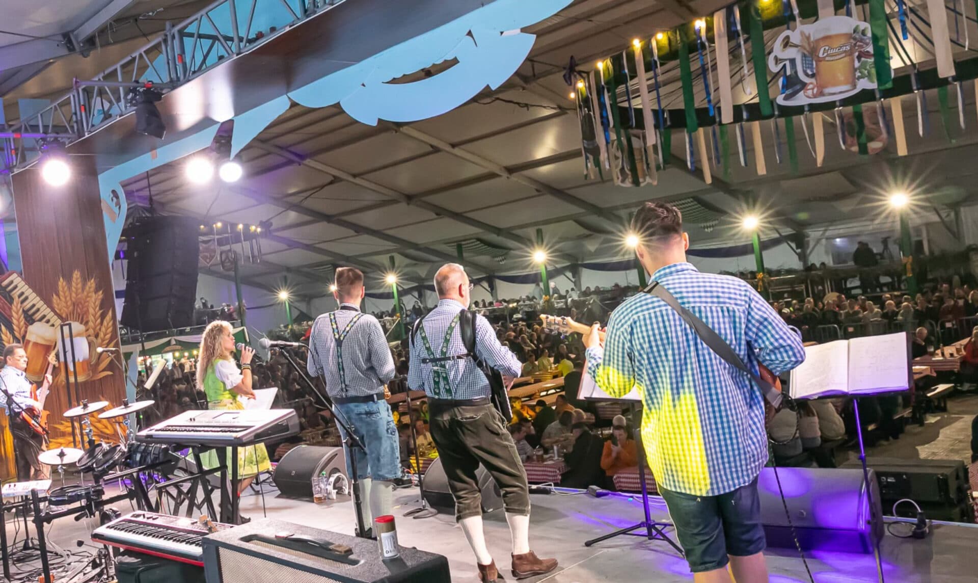 Zeci de artiști pe scena Oktoberfest București /PARADĂ STRADALĂ și PROGRAM CONCERTE