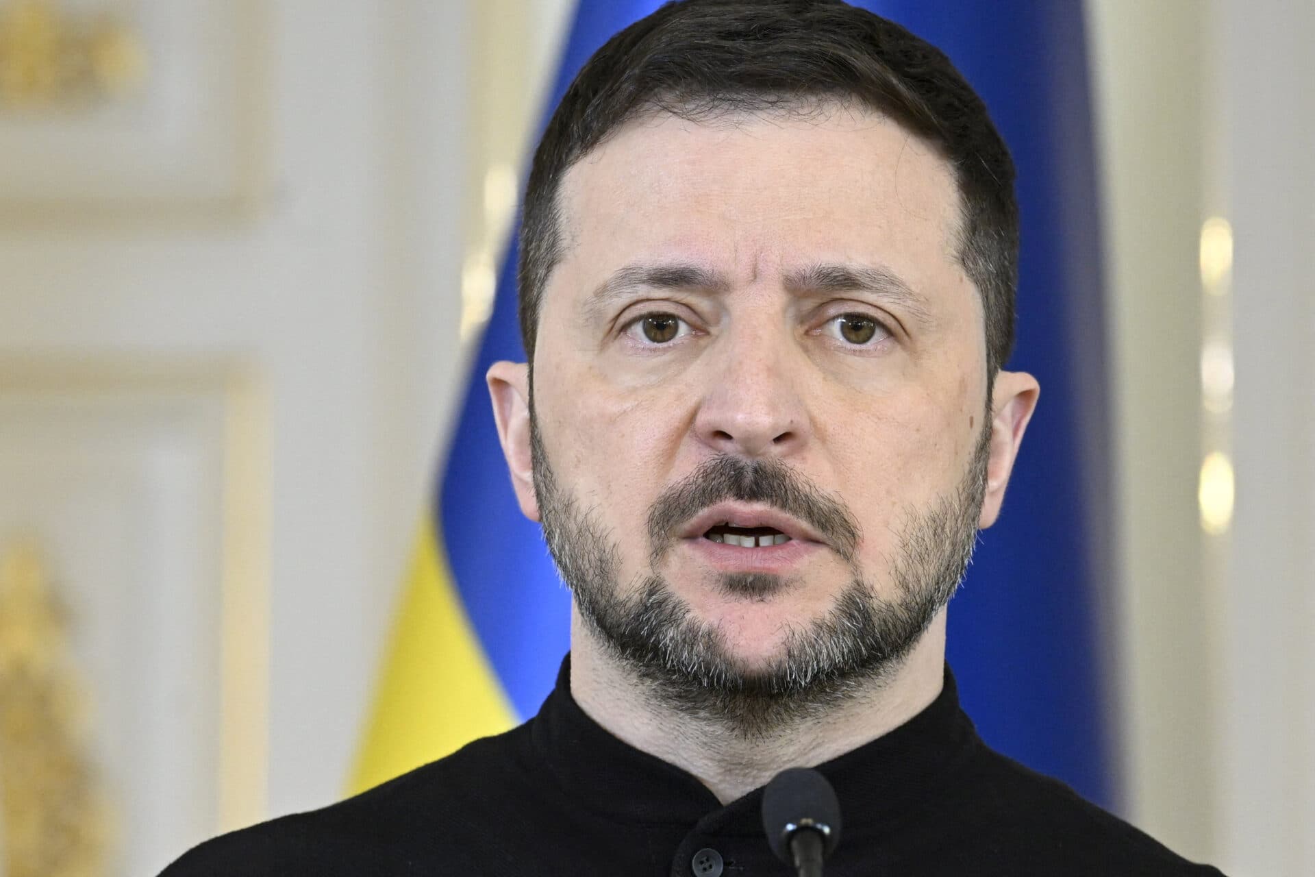Zelenski își onorează eroii pe frontul estic. Tehnologia și sacrificiul care țin Ucraina în viață