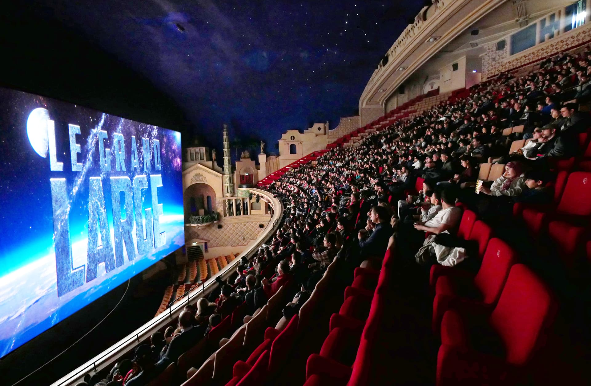 Unul dintre cele mai celebre cinematografe din lume își vinde scaunele. Cât costă să aduci un fotoliu de legendă în propria sufragerie