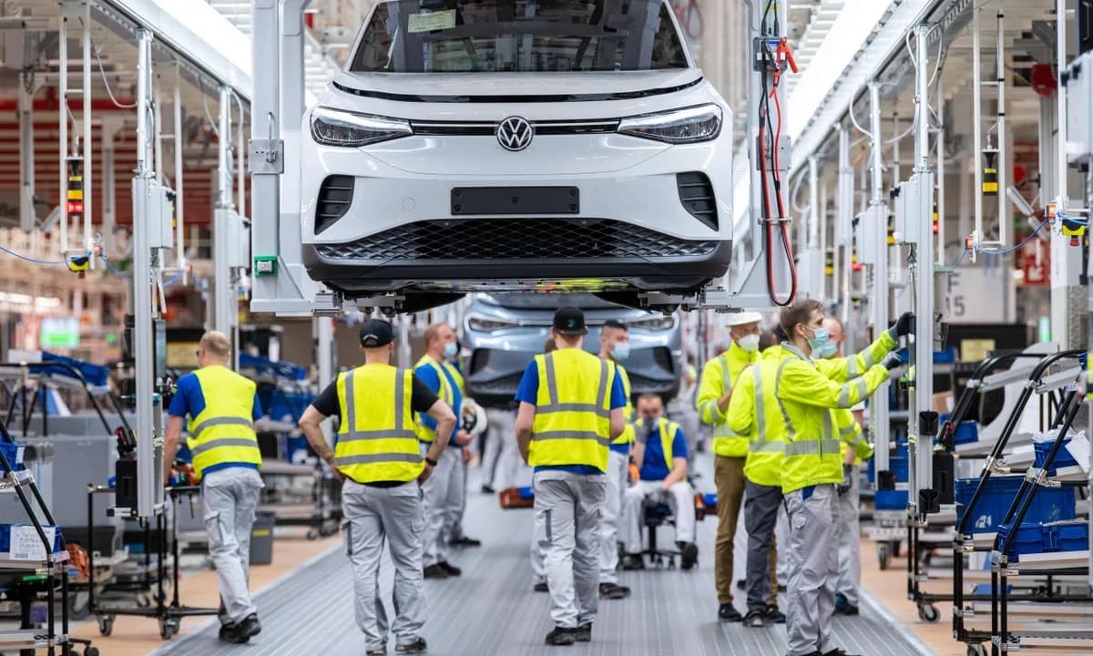 Prăbușirea unui gigant. Volkswagen reduce la jumătate gama de modele. Tensiuni în fabrici