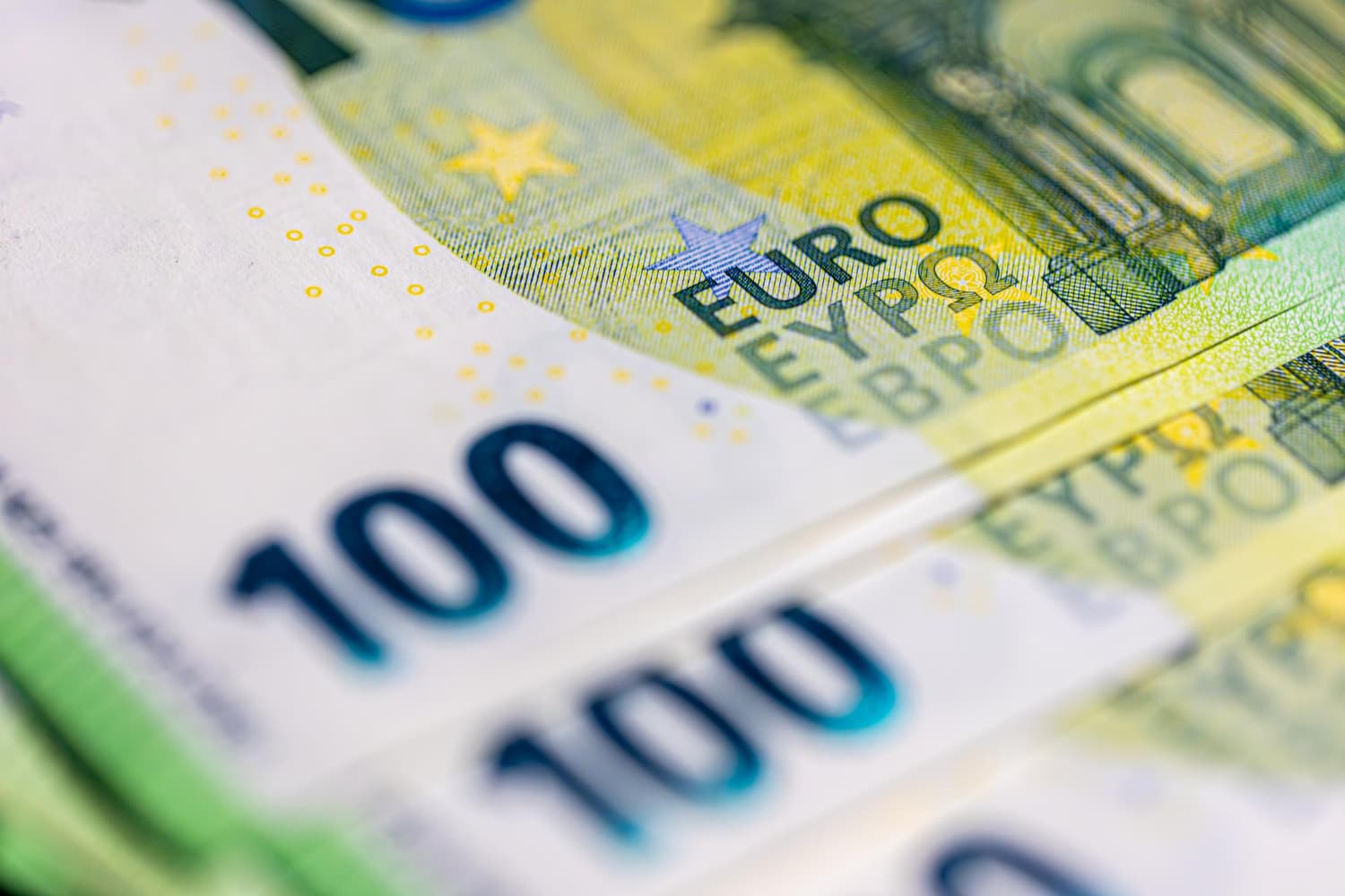 Bani europeni pentru absolvenții de școli profesionale și licee. Se oferă 1.500 euro pe lună