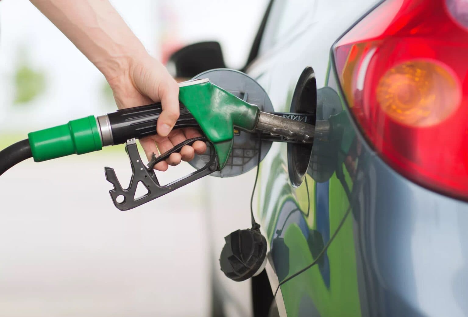 Carburanții s-ar putea ieftini cu până la 85 de bani pe litru. Se vehiculează reducerea progresivă a accizei în situații de criză