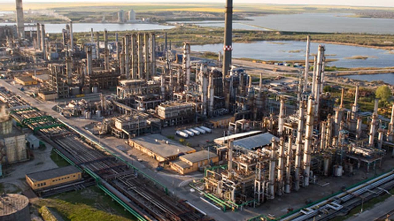 România respiră ușurată. Kazahstanul reia exporturile de petrol prin conducta de care depind și rafinăriile românești