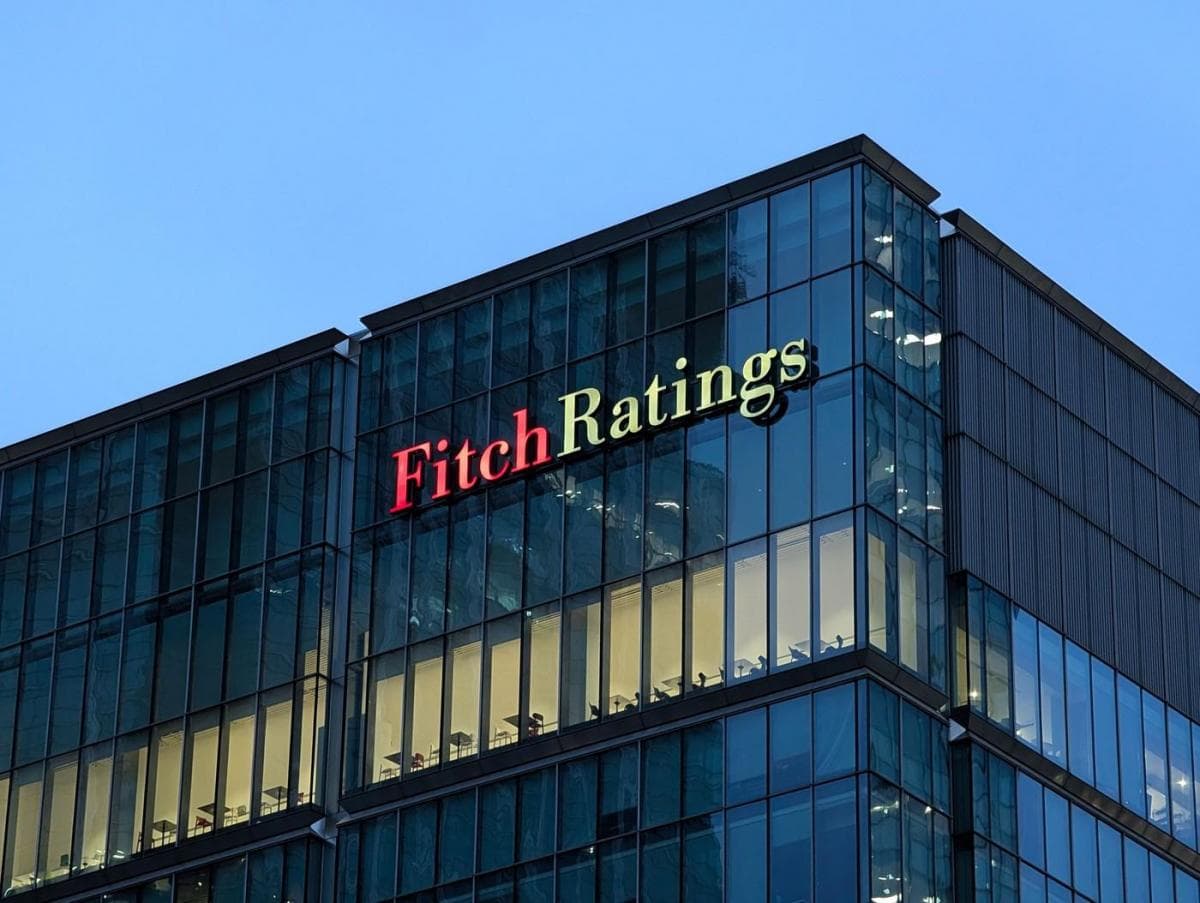 Fitch menține România în categoria recomandată investițiilor. Evităm retrogradarea la „junk”, dar avertismentul rămâne: datoria crește, politica este instabilă, iar reformele întârzie