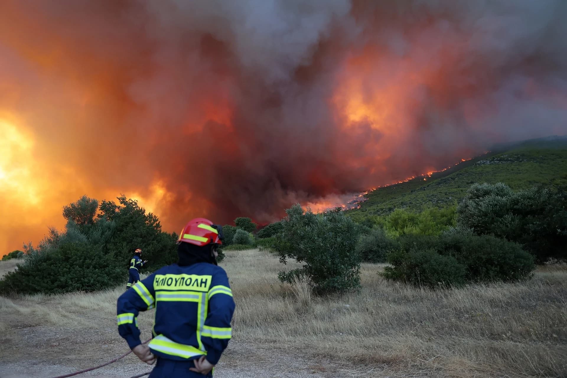 Alertă maximă în Grecia. Incendiile au ajuns până la mare, iar sute de oameni au fost evacuați