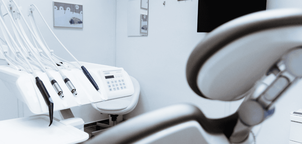 Frica de implant dentar: ce ar trebui să știi înainte de a amâna tratamentul