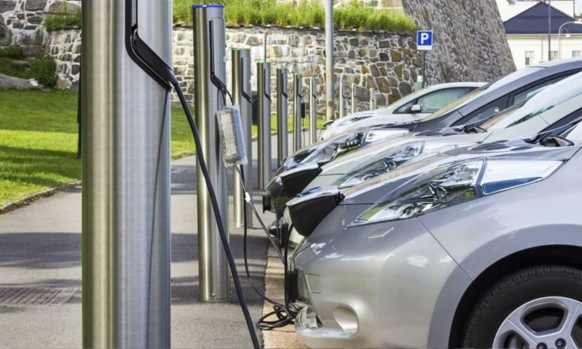 Marea Britanie va taxa mașinile electrice la kilometru din 2028. Franța ar putea urma același model