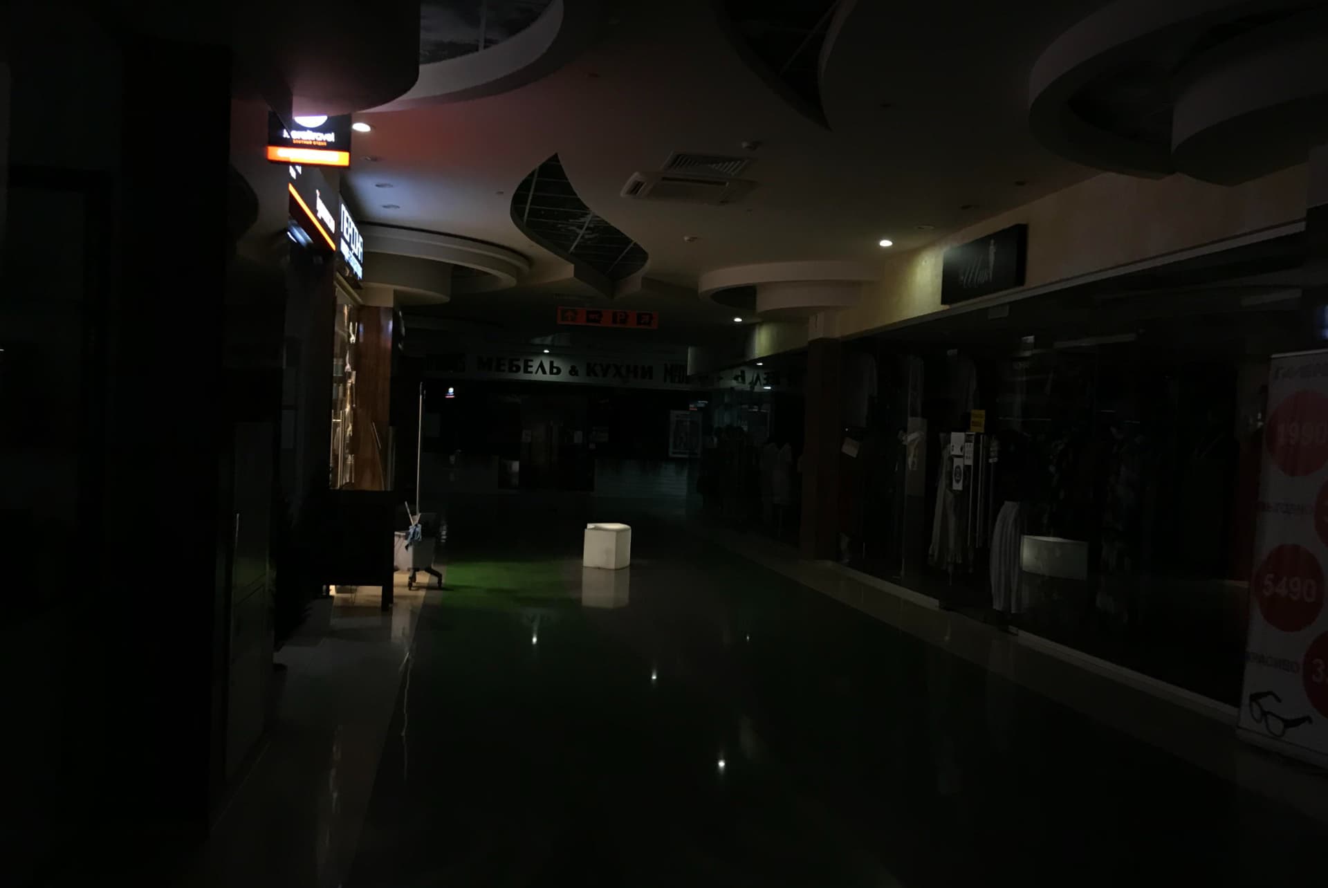 Blackout în Promenada Mall, în mijlocul zilei -VIDEO! Pană uriașă de curent în Capitală! Magazinele au fost închise de frica întunericului și a hoților