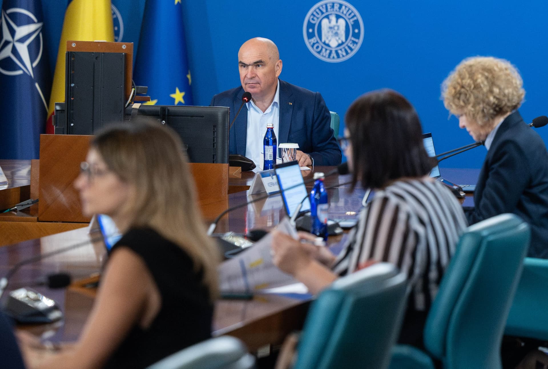 Deficitul României scade spectaculos. Statul a tăiat cheltuielile, dar nota de plată pentru datorii explodează