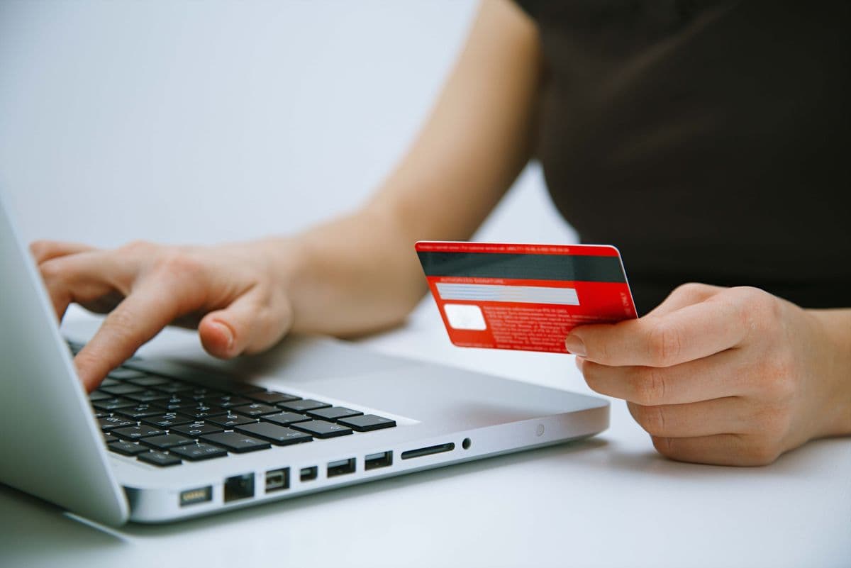 Cardul de credit explicat simplu: perioadă de grație, dobândă și rate
