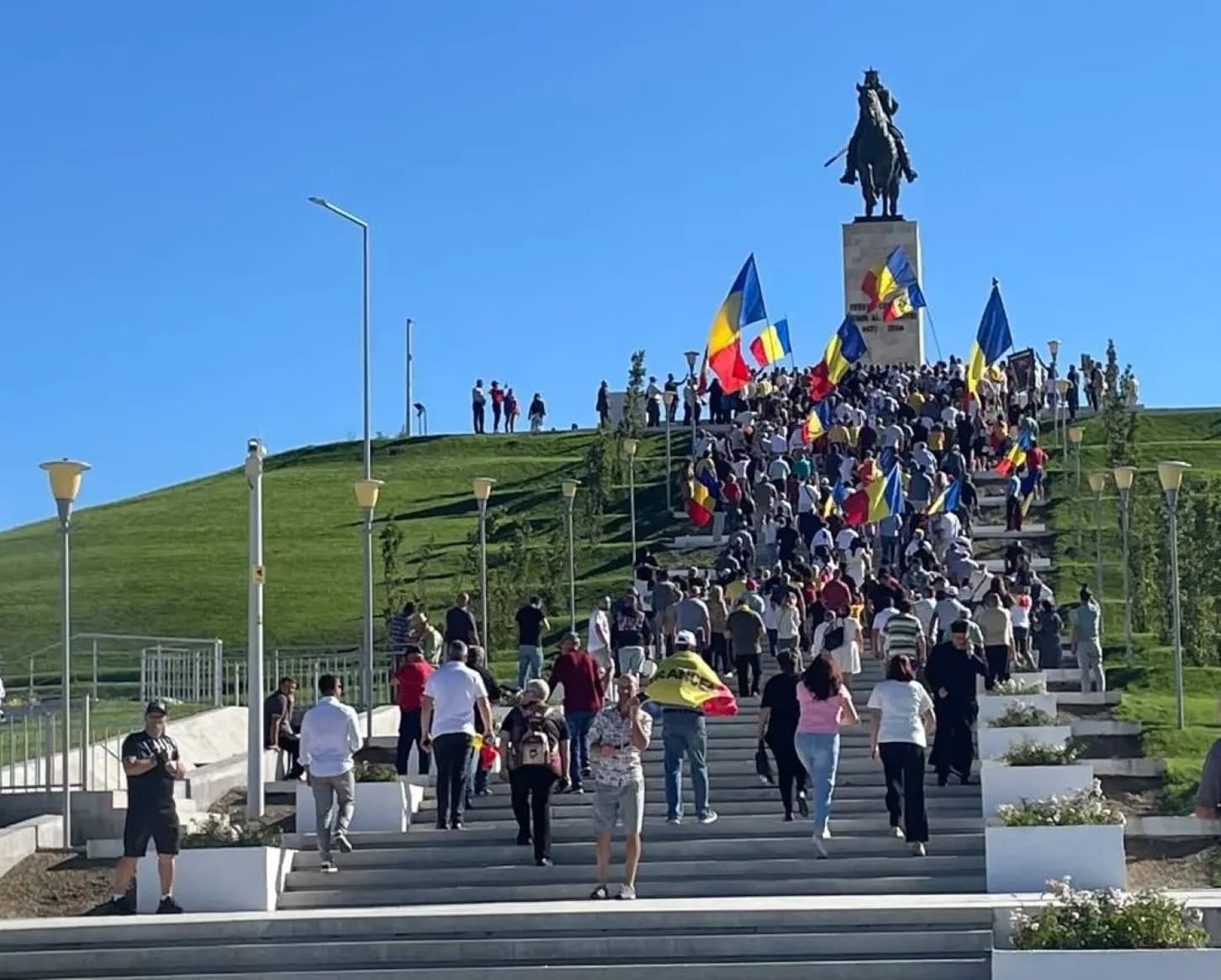 Aventurile lui Călin Georgescu printre răzeșii lui Ștefan cel Mare. Alaiul electoral a ajuns la Vaslui, dar moldovenii nu s-au arătat chiar atât de impresionați