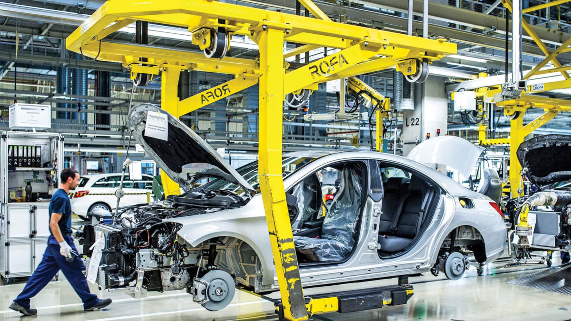 România, exemplul cu care Mercedes își sperie angajații germani. O oră de muncă la Cugir costă cu 81,7% mai puțin