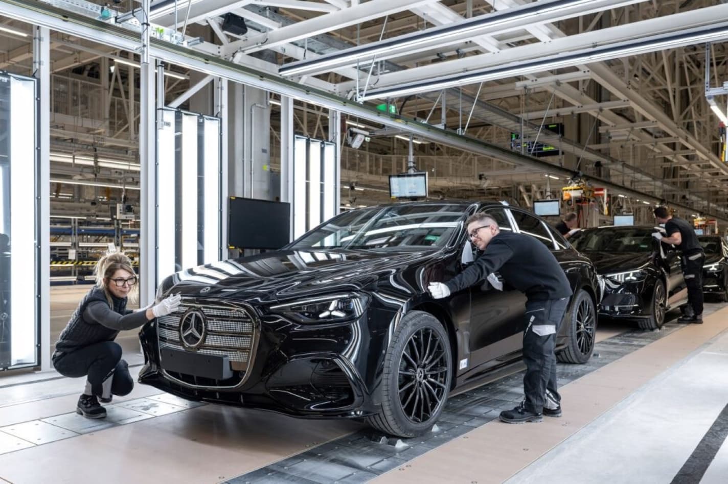 Angajații Mercedes din Germania, speriați de costurile din România. Cugirul apare cu un avantaj de 81,7%