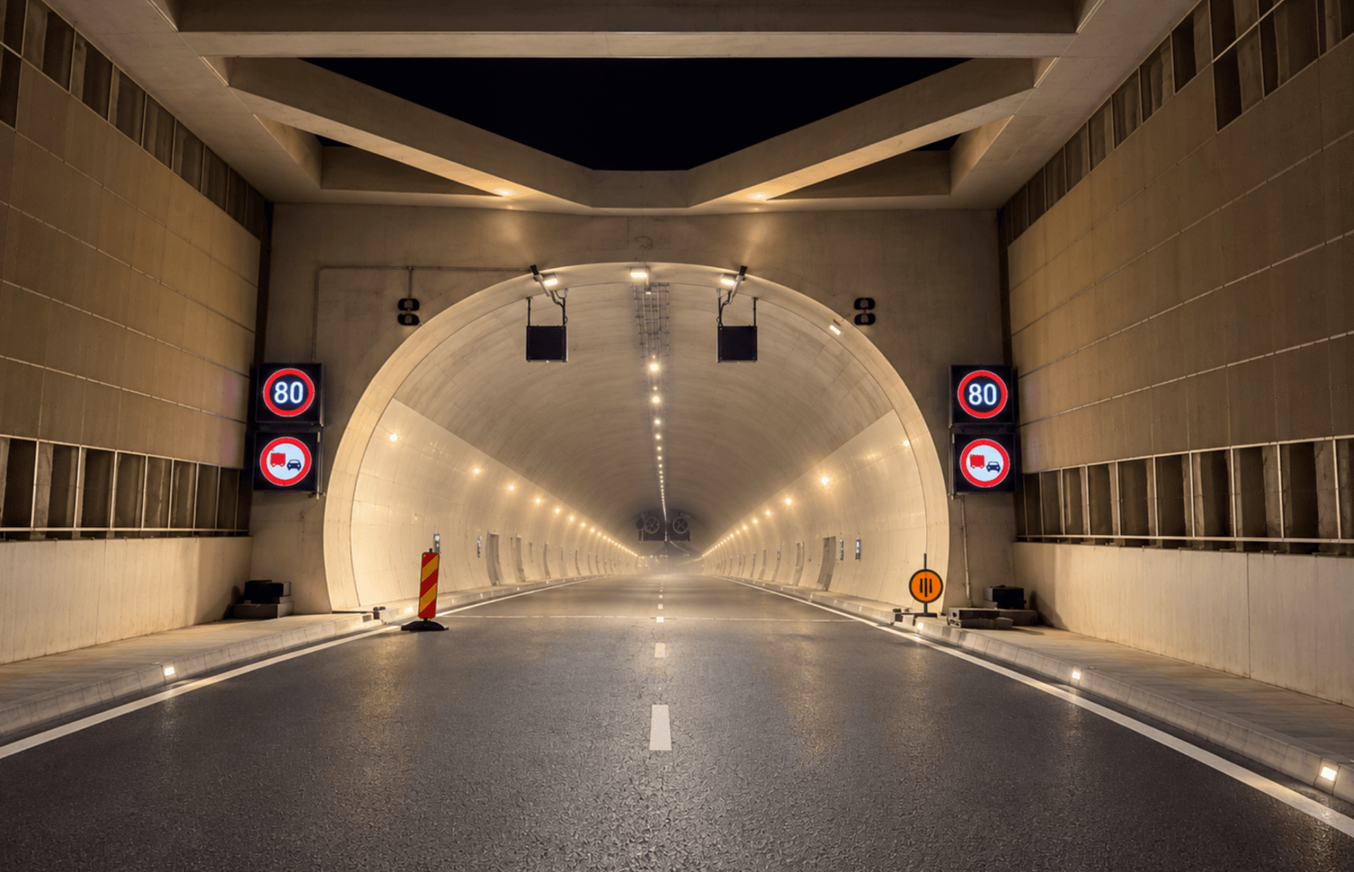 Primul tunel de autostradă din România este gata. Momaia va fi deschis traficului în octombrie- 1, 35 km prin inima muntelui