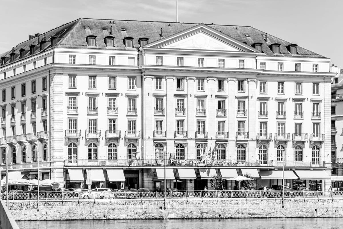Top 10 hoteluri de lux cu cele mai mari prețuri per noapte - Forbes Travel Guide 2025
