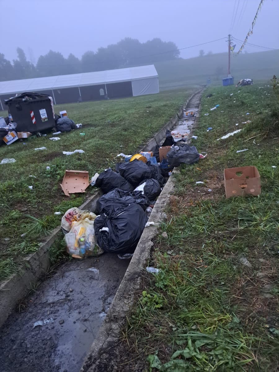 Mormane de gunoaie lăsate în urmă la Țebea de românii care l-au comemorat pe Avram Iancu