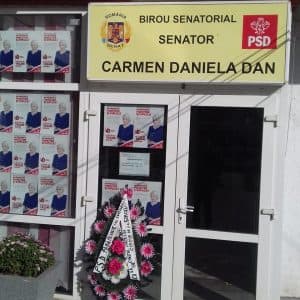 UMILINȚĂ pentru PSD Teleorman! Coroană funerară la ușa sediului