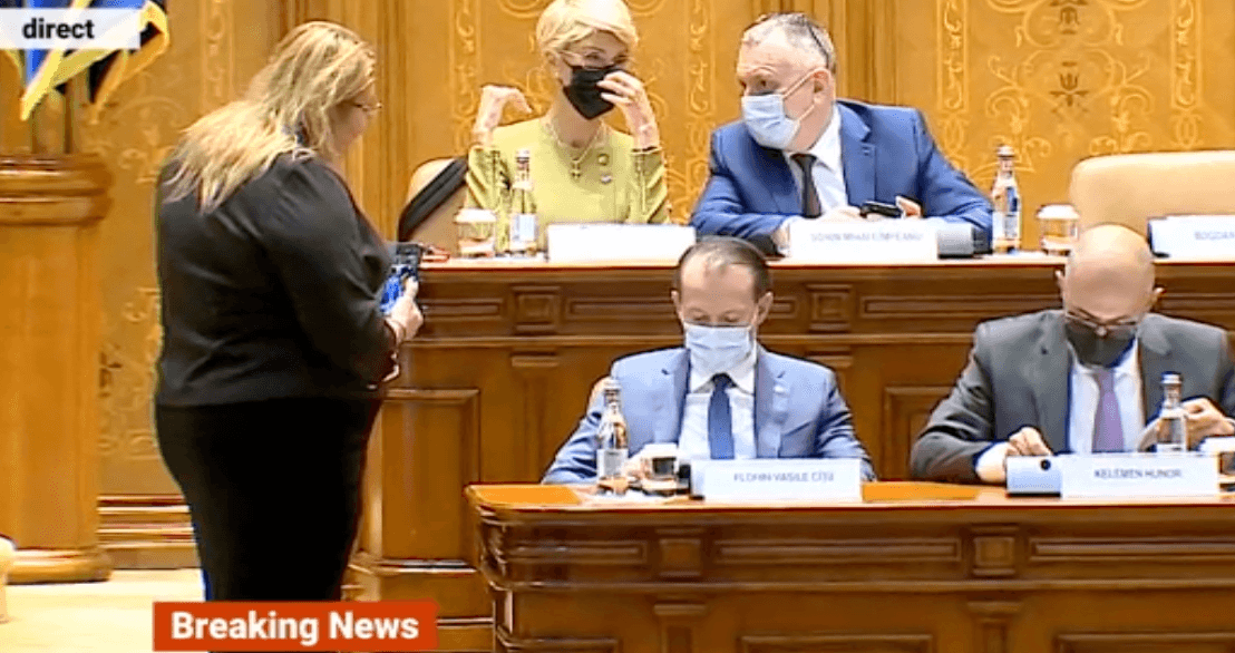 Diana Șoșoacă s-a dus peste Cîțu ca să strige la el. Premierul a ignorat-o