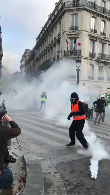 Ziua "Vestelor galbene". Ciocniri de la prima oră între protestatari și autorități