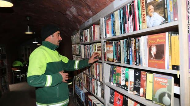 GUNOIERII au deschis o BIBLIOTECĂ cu cărţile aruncate de alţii