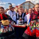 ”Copiii VIORICĂI DĂNCILĂ”: Au stat în soare și au servit-o cu palincă
