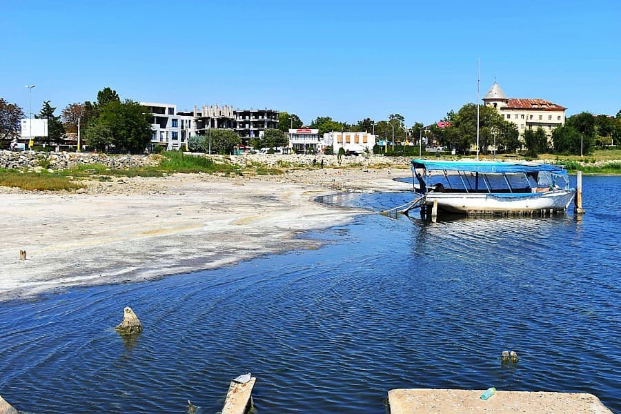Aproape de DEZASTRU! Un celebru lac de la malul mării DISPARE pe zi ce trece